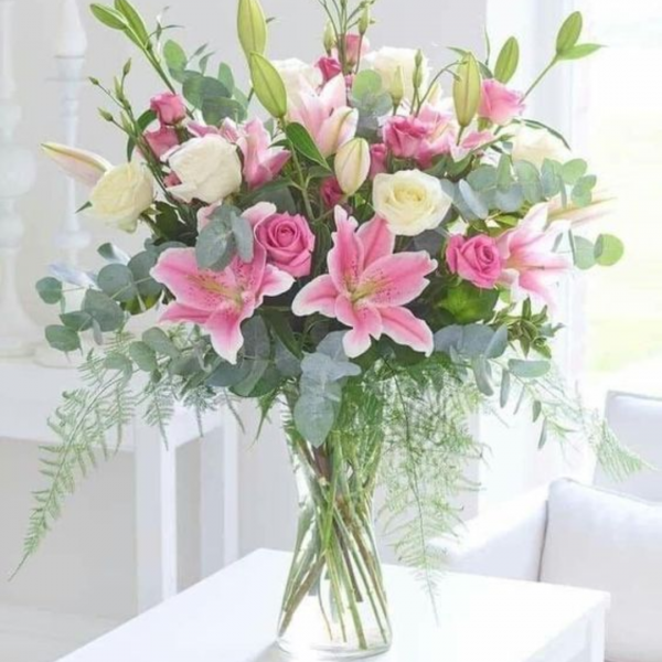 ARRANJO DE ORQUÍDEAS COM ROSAS